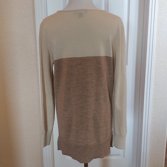 Ann Taylor Colorblock Merino V-neck sweater - Picture 2 of 5